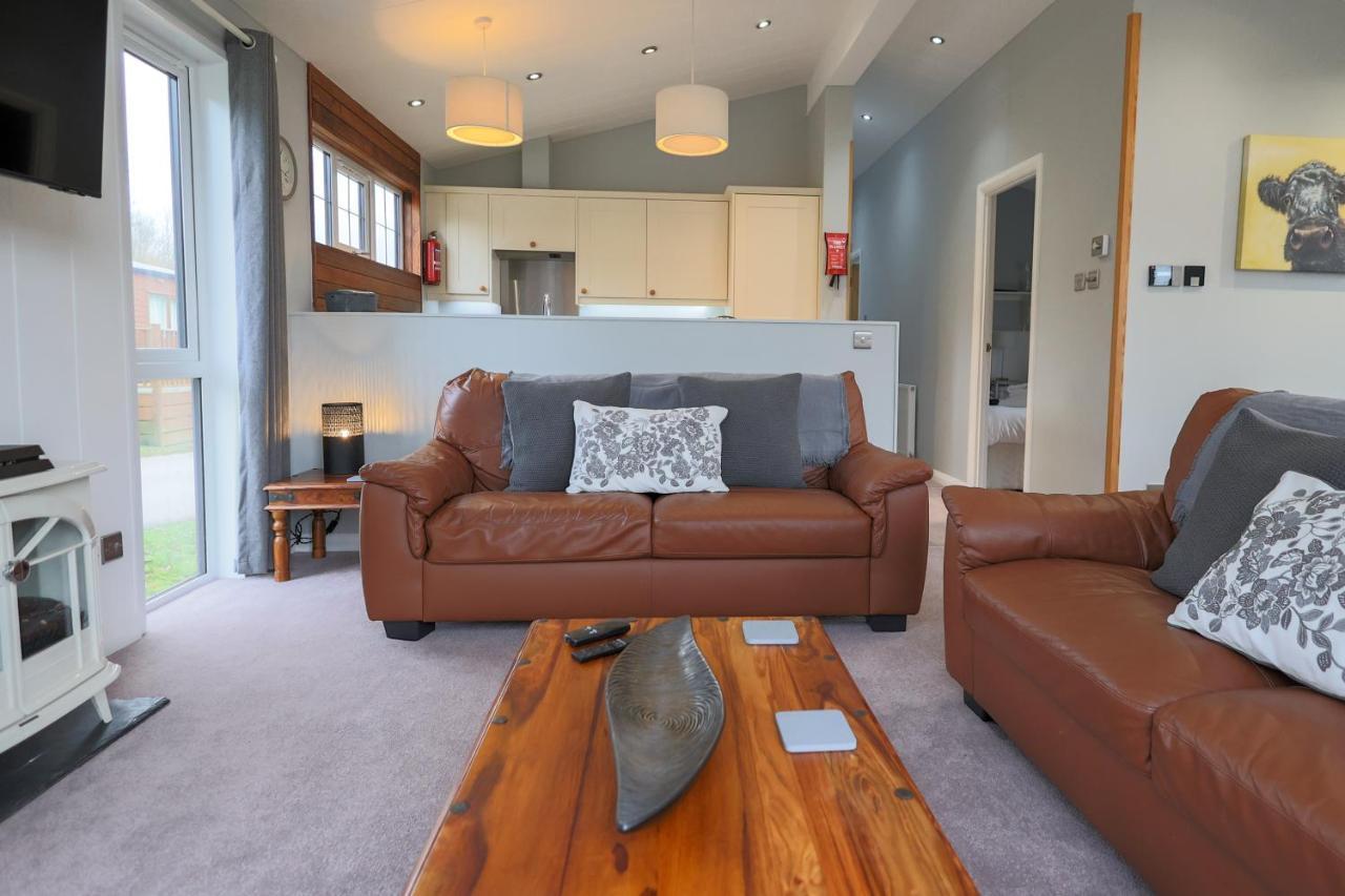 Oak Cabin With Hot-Tub & Secluded Decking - Finlake Resort & Spa - Devon Chudleigh Esterno foto