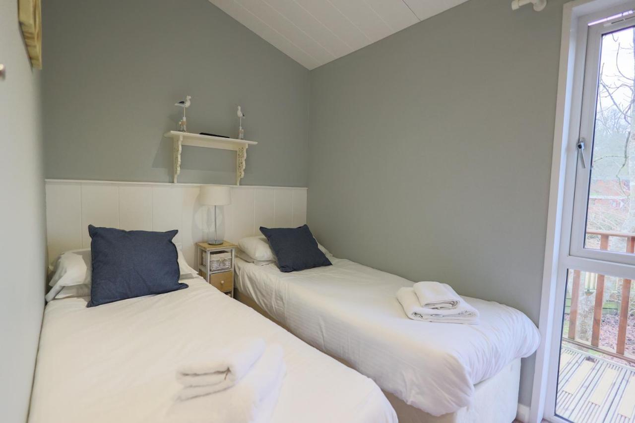 Oak Cabin With Hot-Tub & Secluded Decking - Finlake Resort & Spa - Devon Chudleigh Esterno foto