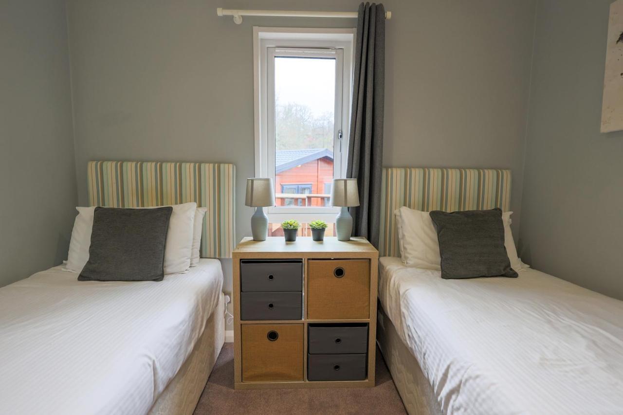 Oak Cabin With Hot-Tub & Secluded Decking - Finlake Resort & Spa - Devon Chudleigh Esterno foto